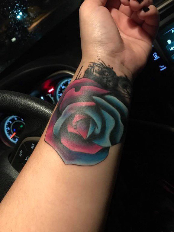 点击大图看下一张：欧美玫瑰纹身 女生手腕上玫瑰小清新纹身图片