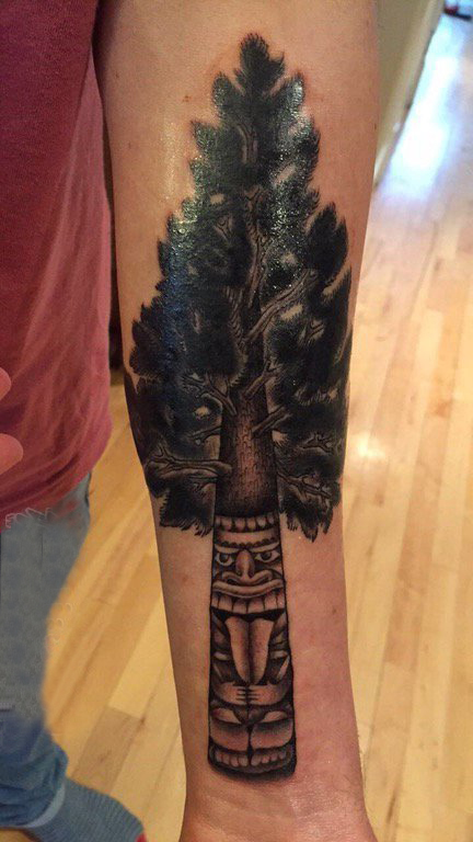 点击大图看下一张：生命树纹身图案 男生手臂上树图腾纹身图片