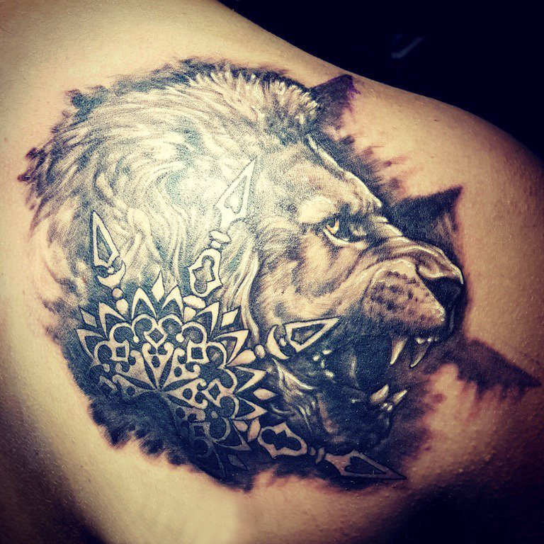 点击大图看下一张：狮子头纹身 男生背部狮子头纹身图片