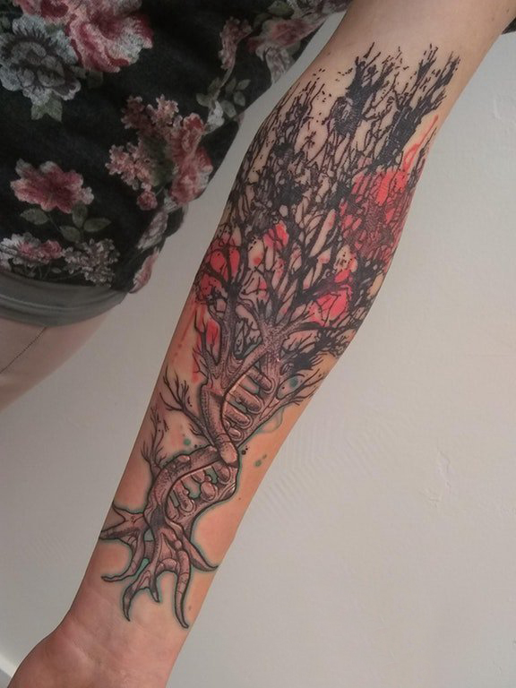 点击大图看下一张：手臂纹身素材 女生手臂上彩色的树纹身图片