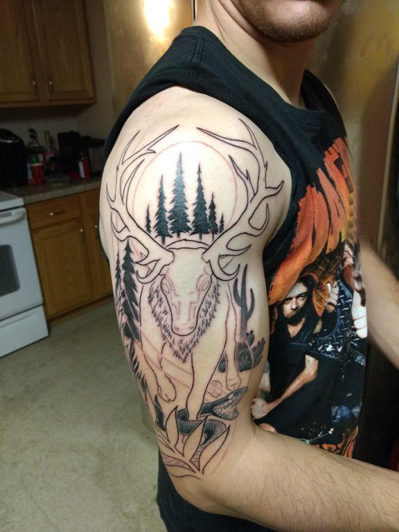 点击大图看下一张：双大臂纹身 男生大臂上大树和鹿纹身图片