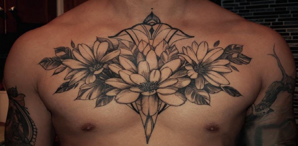 点击大图看下一张：文艺花朵纹身 男生胸部花朵纹身图片
