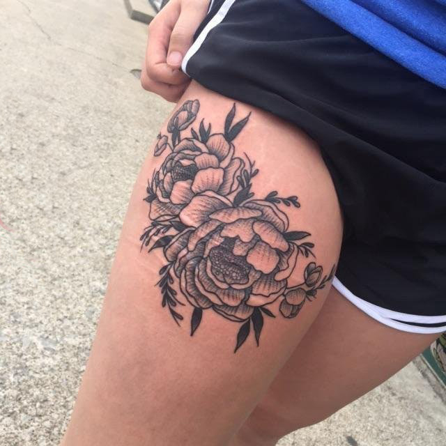 点击大图看下一张：文艺花朵纹身 女生大腿上花朵纹身图片