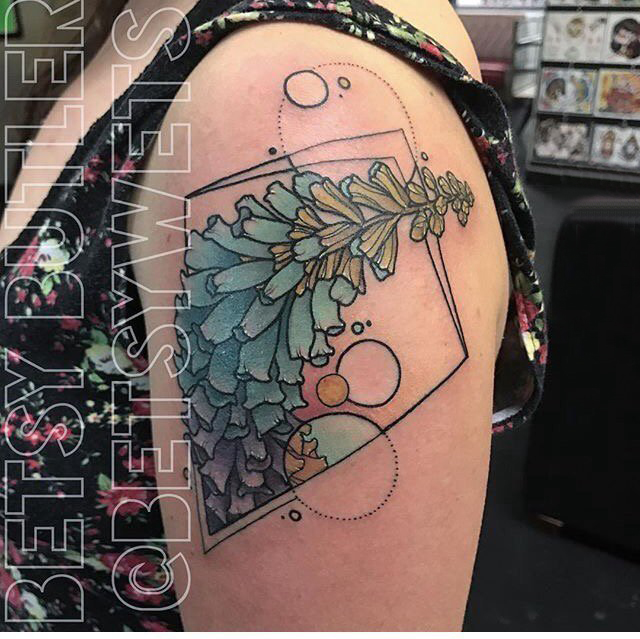 点击大图看下一张：文艺花朵纹身 女生手臂上彩色花朵纹身图案