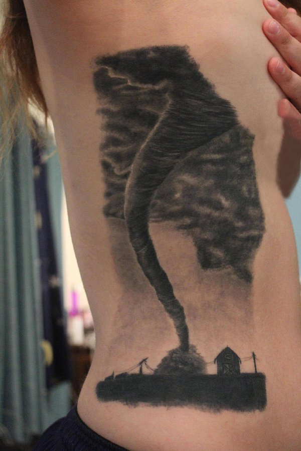 点击大图看下一张：纹身风景 女生侧腰上黑色的龙卷风纹身图片