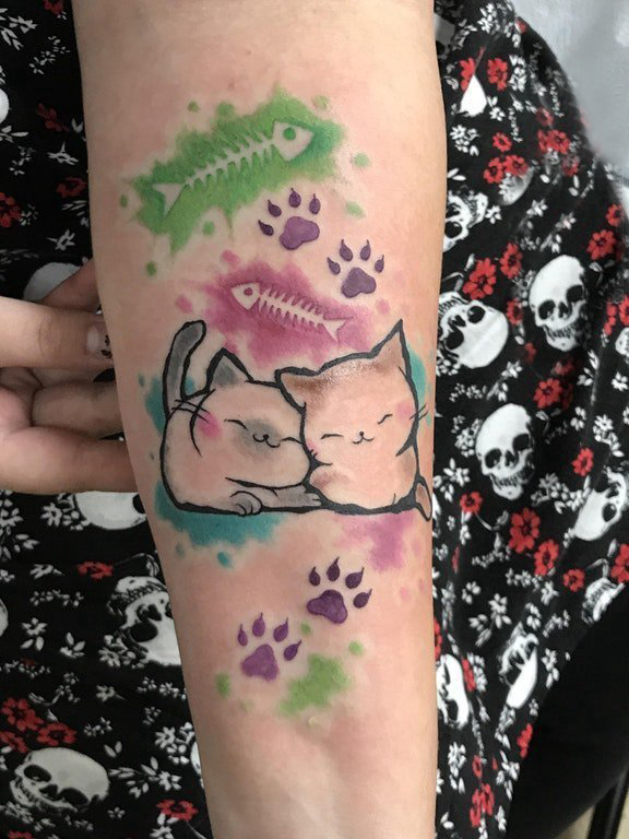 点击大图看下一张：纹身卡通 女生手臂上彩色的爪印和猫咪纹身图片