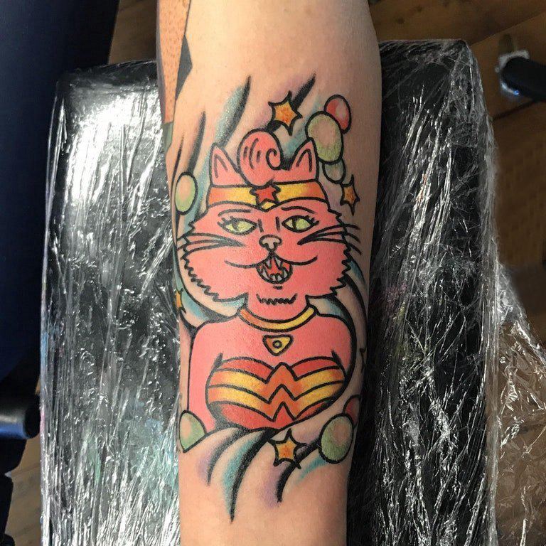 点击大图看下一张：纹身卡通 女生小腿上彩色的猫咪纹身图片