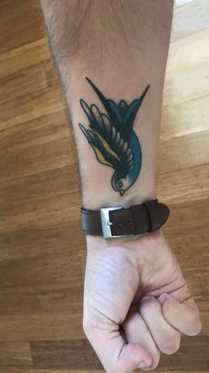 点击大图看下一张：纹身鸟 男生手腕上小鸟纹身图案