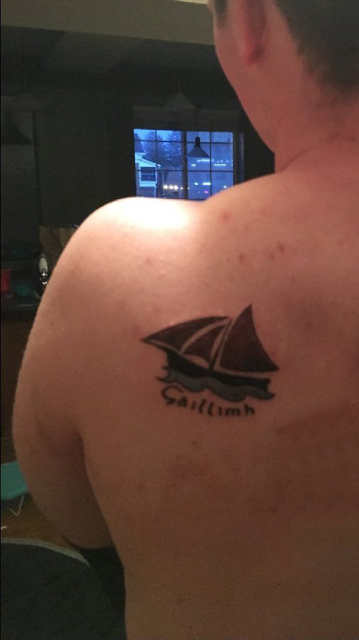 点击大图看下一张：纹身小帆船 男生背部帆船纹身图案