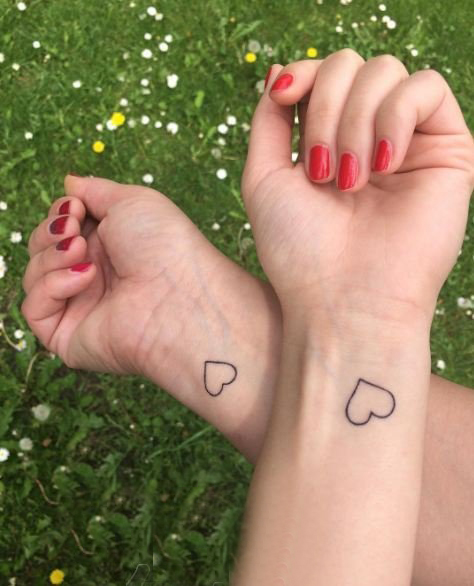 点击大图看下一张：心形纹身情侣 情侣手腕上黑色的心形纹身图片