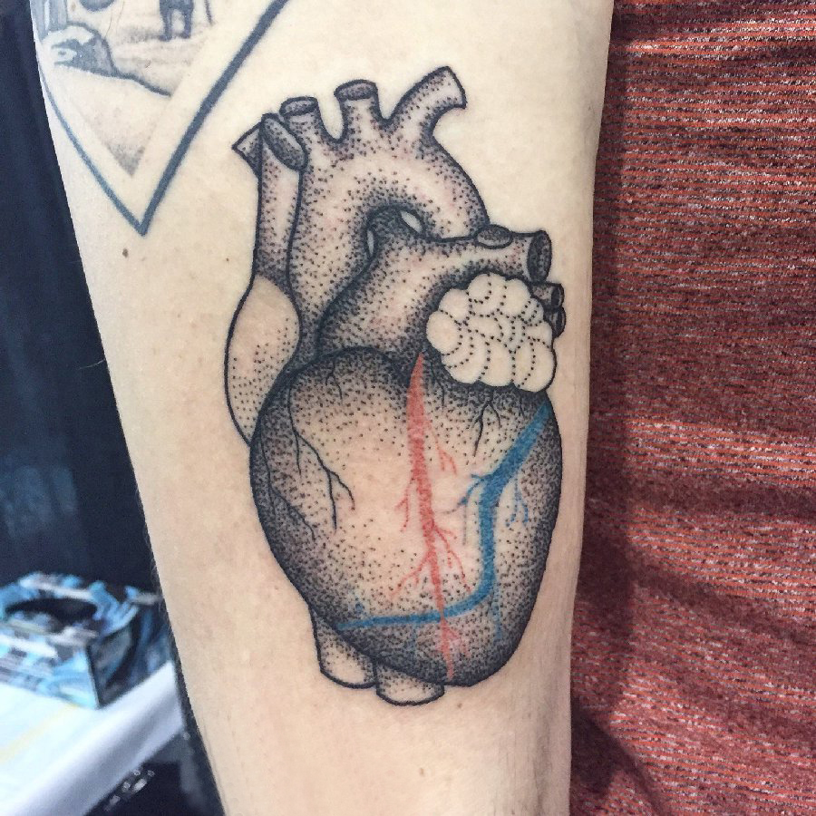 点击大图看下一张：心脏纹身图案 男生手臂上心脏纹身黑色图案