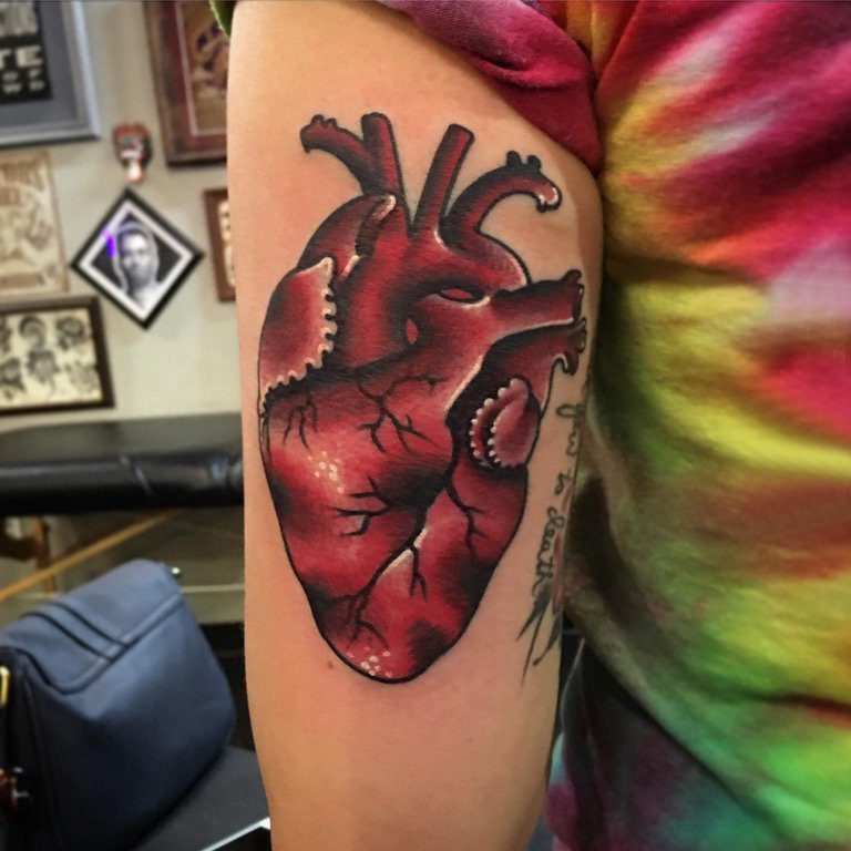 点击大图看下一张：心脏纹身图案 女生手臂上彩绘纹身心脏纹身图案