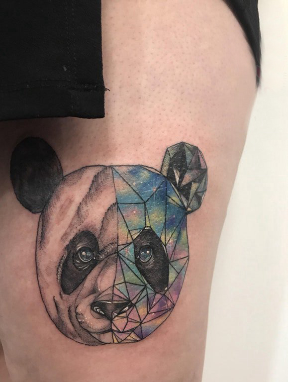 点击大图看下一张：熊猫纹身图 女生大腿上彩色的熊猫纹身图片