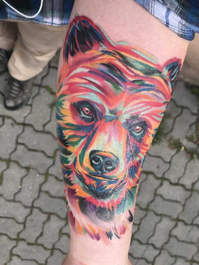 点击大图看下一张：熊纹身 男生手臂上彩色的熊纹身图片