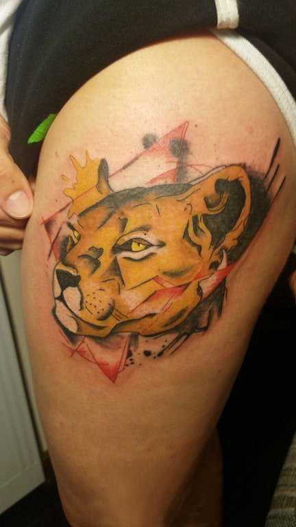 点击大图看下一张：豹子头纹身 女生大腿上豹子头纹身图片