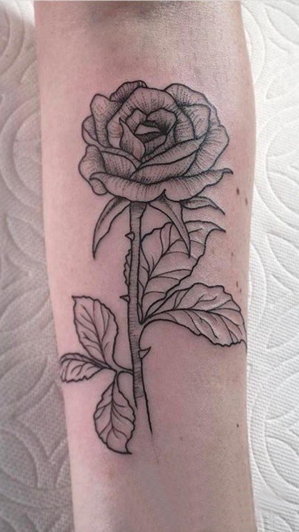 点击大图看下一张：玫瑰纹身 女生手臂上文艺花朵纹身图案