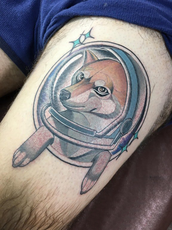 点击大图看下一张：小狗纹身图片 男生大腿上狗纹身图案