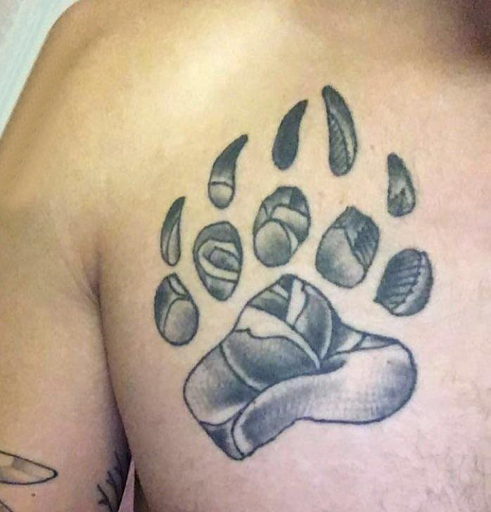 点击大图看下一张：熊爪纹身 男生胸部黑色的熊爪纹身图片