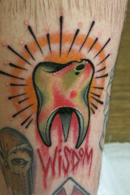 点击大图看下一张：牙齿图案纹身 男生小腿上彩色的牙齿纹身图片