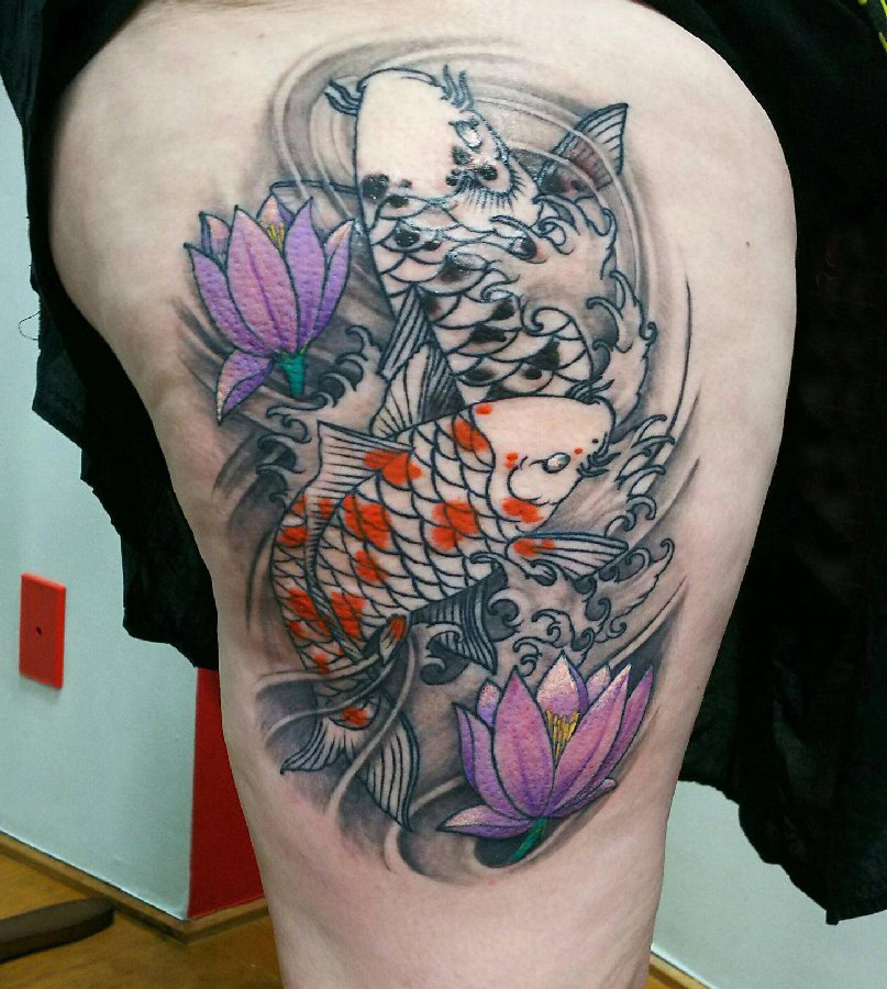 点击大图看下一张：阴阳鲤鱼纹身 女生大腿上花朵和阴阳鲤鱼纹身图片