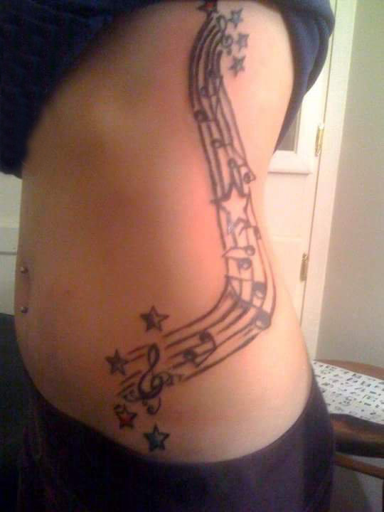 点击大图看下一张：音符纹身 女生侧腰上黑色的音符纹身图片