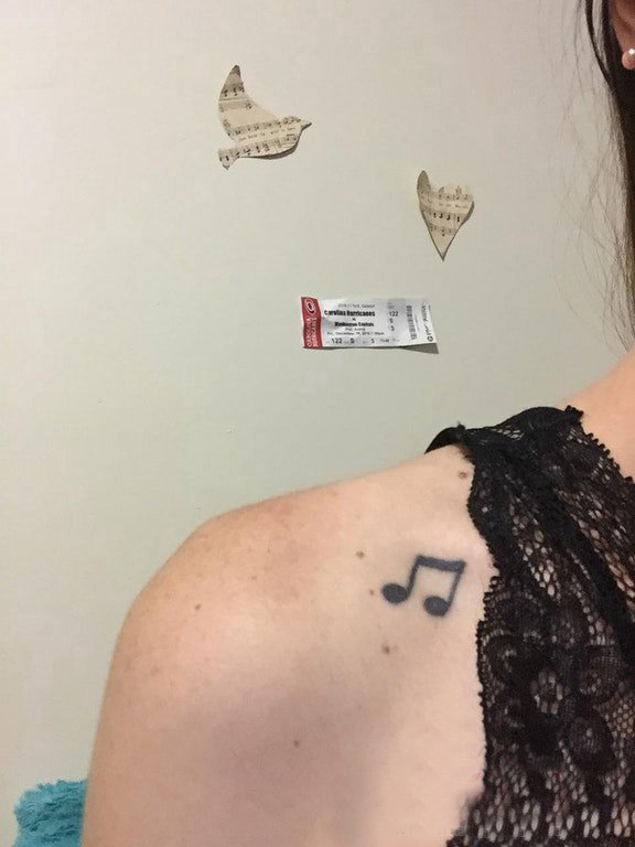 点击大图看下一张：音符纹身 女生肩部黑色的音符纹身图片