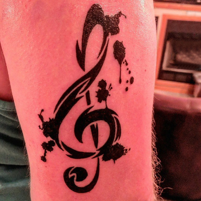 点击大图看下一张：音符纹身 女生手臂上黑色的音符纹身图片