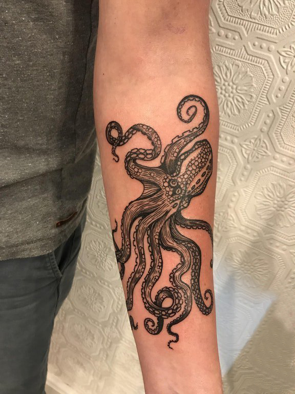 点击大图看下一张：黑色章鱼纹身 女生手臂上动物纹身图片