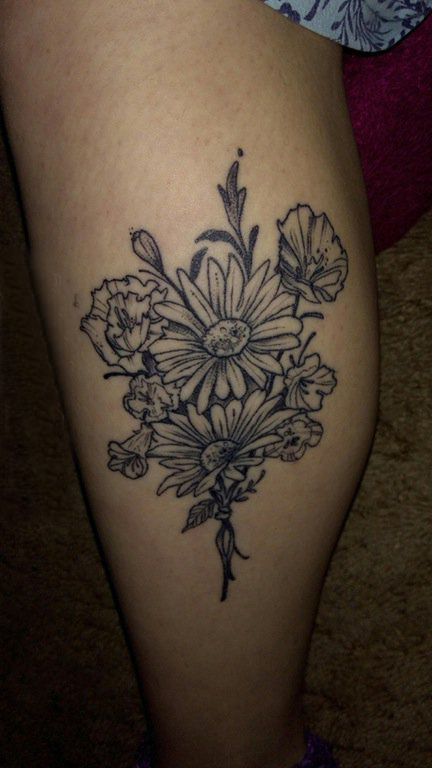 点击大图看下一张：花朵纹身 女生小腿上文艺花朵纹身图片