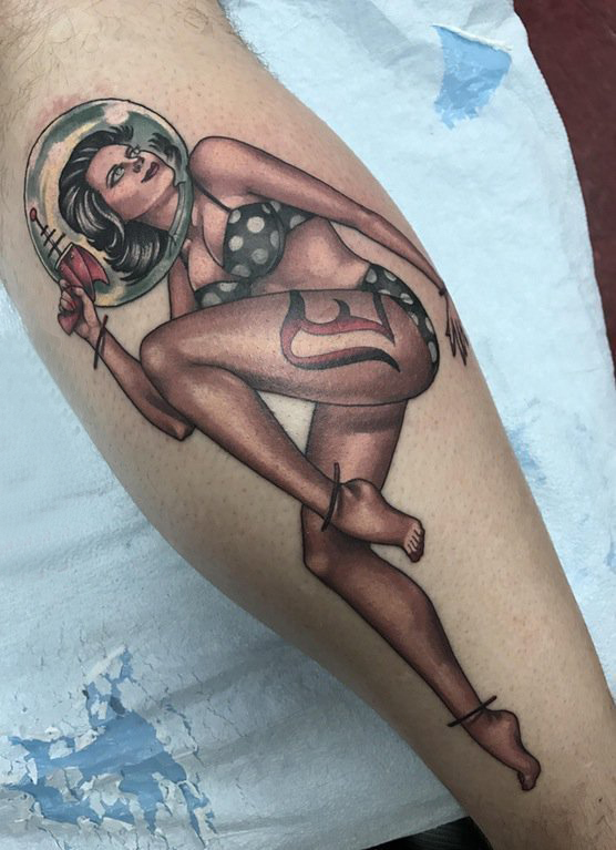 点击大图看下一张：人物纹身图片 男生小腿上女性人物纹身图案