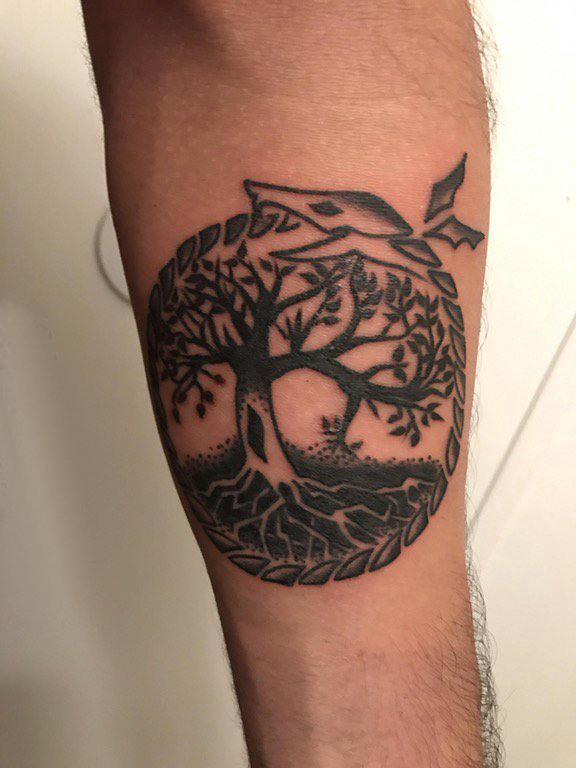 点击大图看下一张：生命树纹身图案 男生手臂上生命树纹身图案