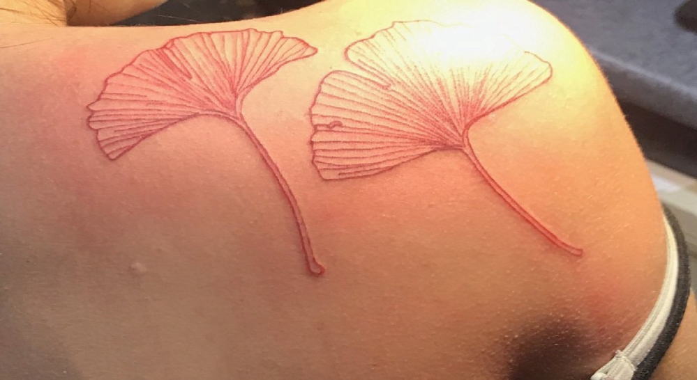 点击大图看下一张：银杏叶纹身 女生肩部红色的银杏叶纹身图片