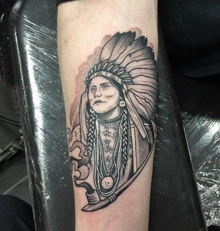 点击大图看下一张：印第安酋长纹身 男生手臂上黑色的印第安酋长纹身图片