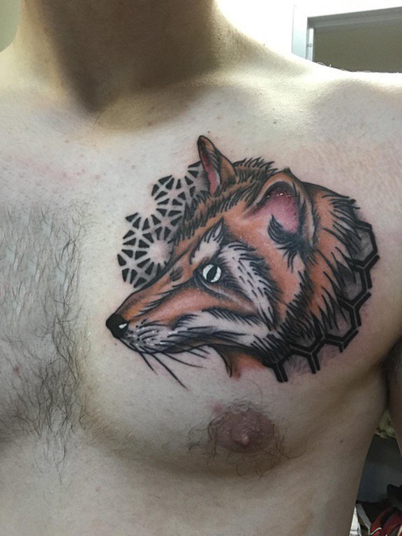 点击大图看下一张：彩色狐狸纹身 男生胸部彩色狐狸纹身图片