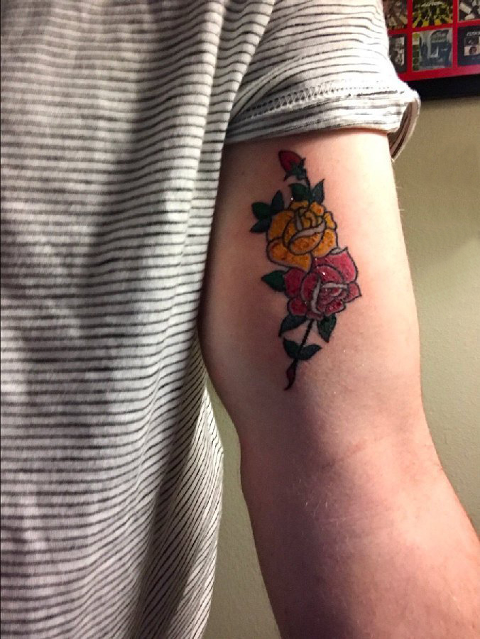 点击大图看下一张：文艺花朵纹身 女生手臂上彩色纹身花朵纹身图片