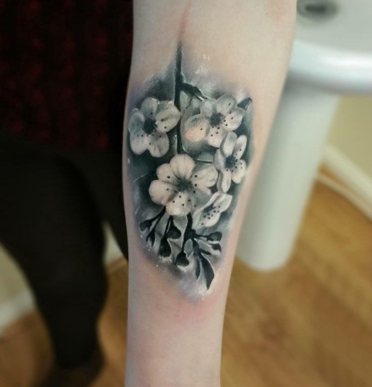 点击大图看下一张：樱花花瓣纹身 女生手臂上彩色的樱花纹身图片