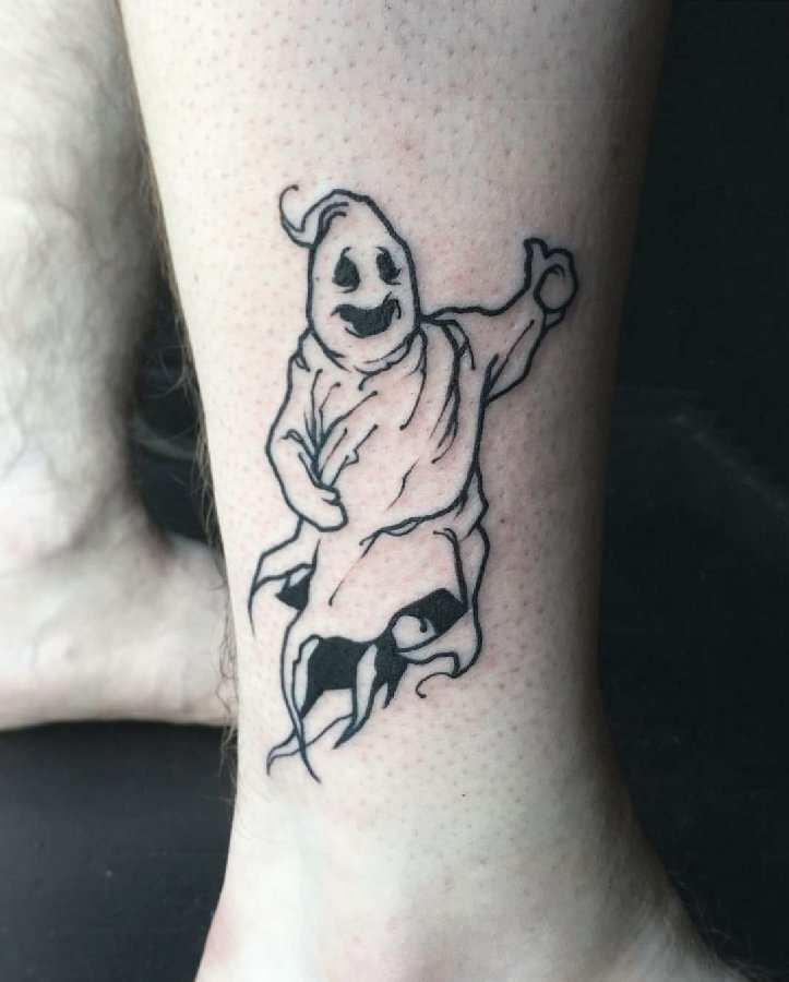 点击大图看下一张：幽灵纹身图案 男生脚踝上黑色的幽灵纹身图片