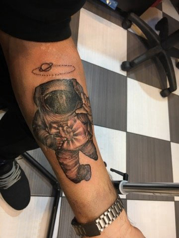 点击大图看下一张：宇航员纹身图案 男生手臂上黑灰纹身宇航员纹身图案
