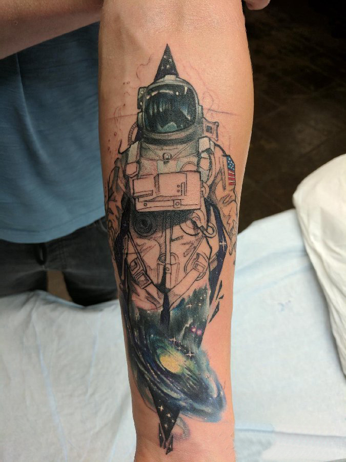 点击大图看下一张：宇航员纹身图案 男生手臂上宇宙和宇航员纹身图片