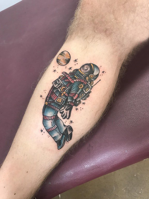点击大图看下一张：宇航员纹身图案 男生小腿上彩绘纹身宇航员纹身图案