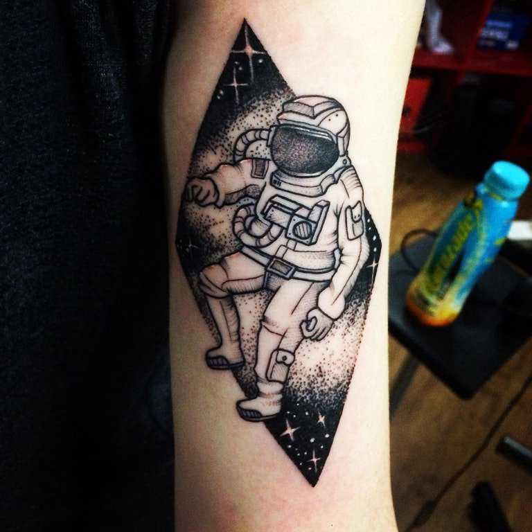 点击大图看下一张：宇航员纹身图案 女生手臂上几何和宇航员纹身图片