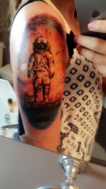 点击大图看下一张：宇航员纹身图案 女生手臂上宇航员纹身图案