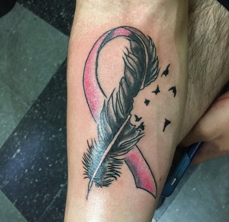 点击大图看下一张：羽毛纹身 男生手臂上羽毛纹身图片