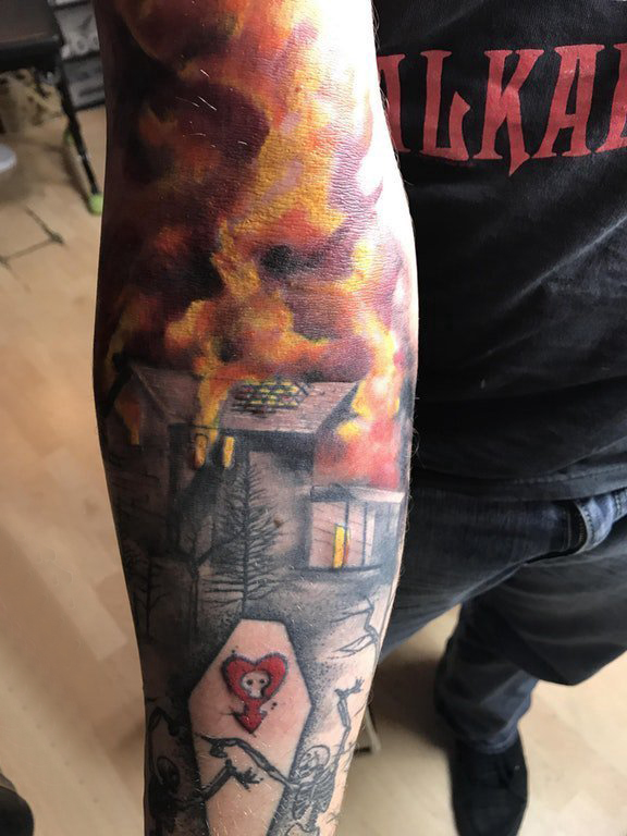 点击大图看下一张：手臂纹身素材 男生手臂上建筑物和火焰纹身图片