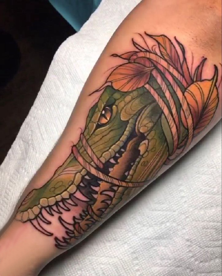 点击大图看下一张：百乐动物纹身 男生手臂上树叶和鳄鱼纹身图片
