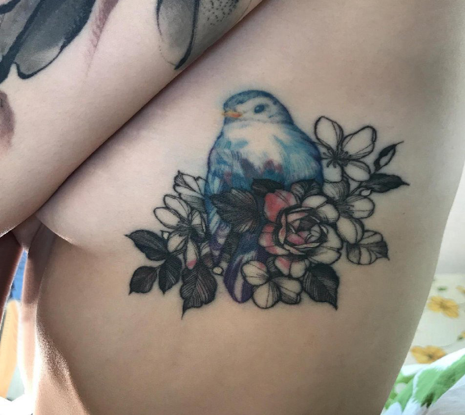 点击大图看下一张：侧腰纹身图 女生侧腰上花朵和小鸟纹身图片