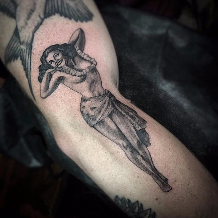 点击大图看下一张：黑灰写实纹身 男生手臂上黑灰的人物肖像纹身图片