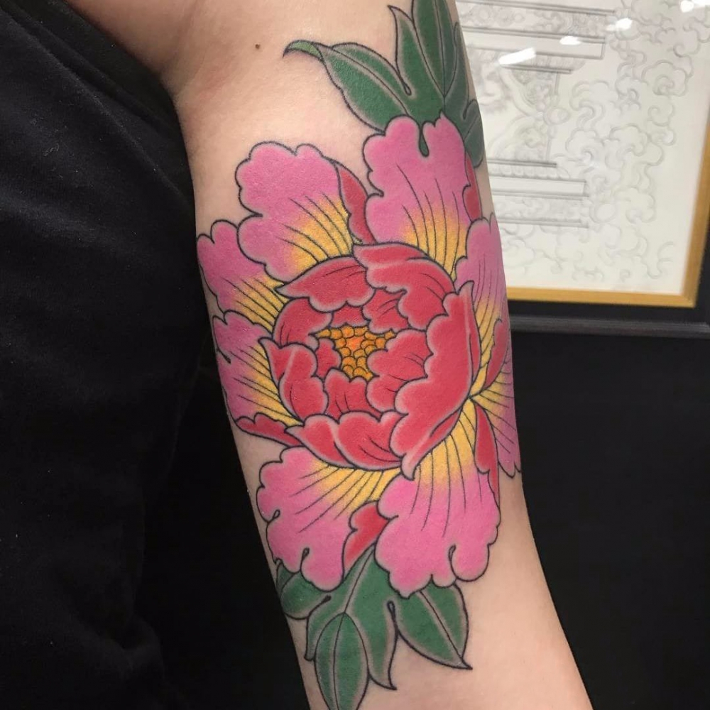 点击大图看下一张：花朵纹身 男生大臂上彩绘的花朵纹身图片