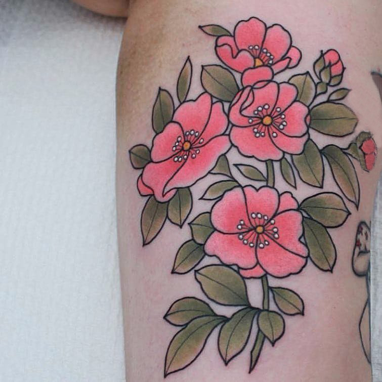点击大图看下一张：花朵纹身 男生小腿上彩色的花朵纹身图片
