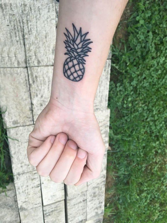 点击大图看下一张：极简线条纹身 女生手腕上黑色的菠萝纹身图片